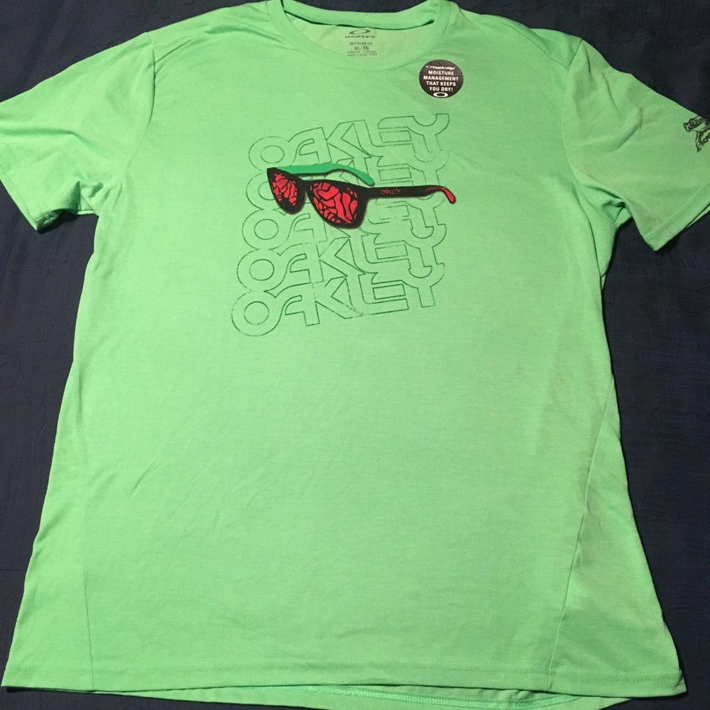 Oakley T-shirt NWT